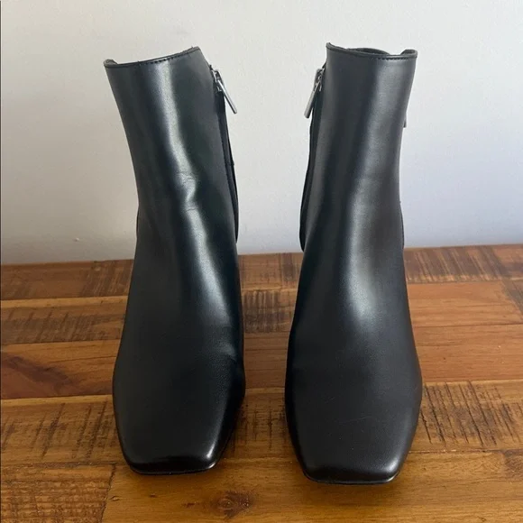 LIKE NEW Calvin Klein Womens Square Toe Black Leather Ankle Boots Size 8 - Picture 2 of 7